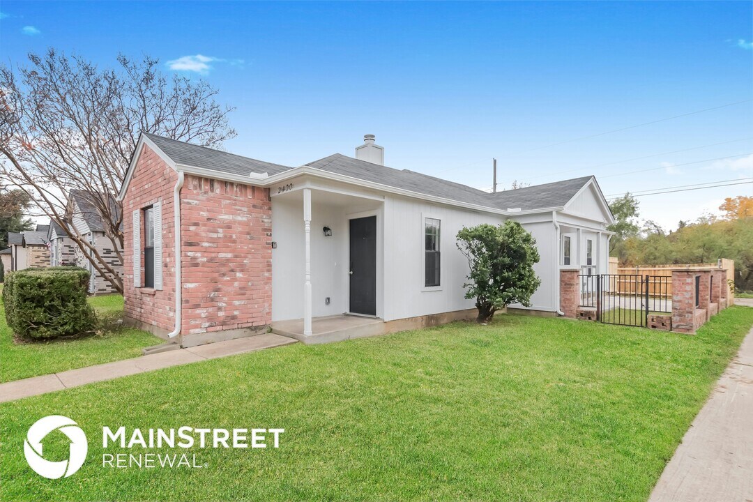 2400 Markland St in Irving, TX - Building Photo
