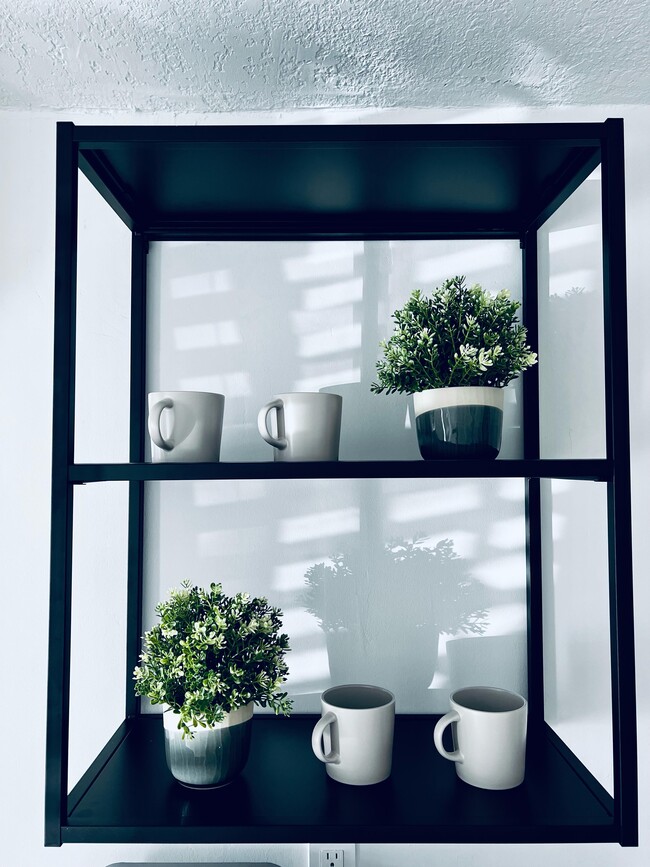 911 NW 39th Ct in Miami, FL - Foto de edificio - Building Photo