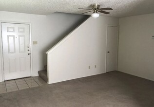 3205 Eagle Hill Ct, Unit D in Bryan, TX - Foto de edificio - Building Photo