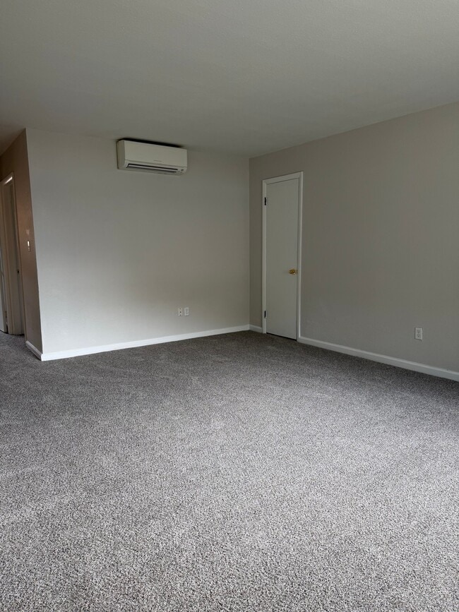 2412 Azalea Garden Rd, Unit 105 in Norfolk, VA - Foto de edificio - Building Photo