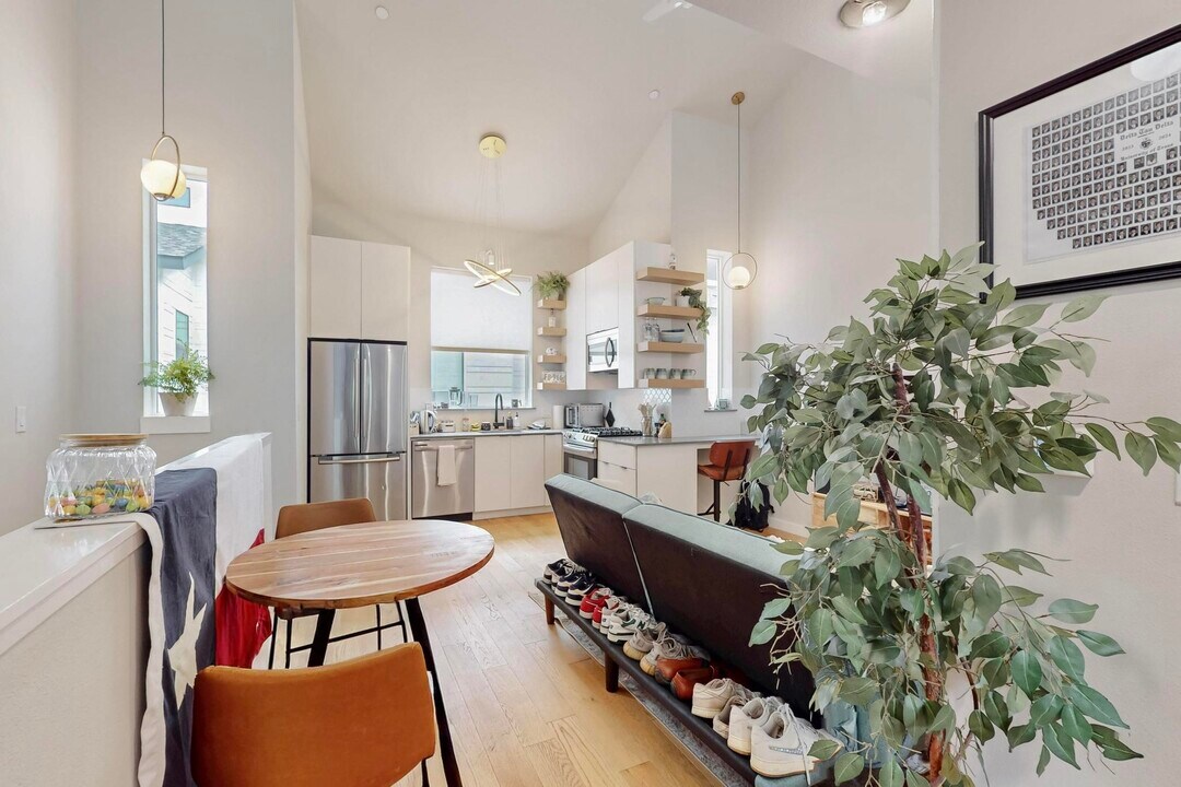 913 Duncan Ln, Unit 103 in Austin, TX - Building Photo