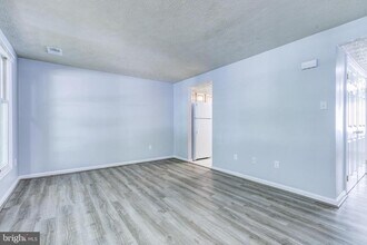 1550 Twisted Oak Dr in Reston, VA - Building Photo - Building Photo
