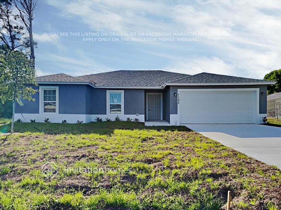 1192 SW Ithaca St in Port St. Lucie, FL - Foto de edificio
