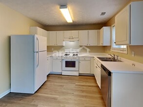 820 Whitecrest Ct in Lawrenceville, GA - Building Photo - Building Photo