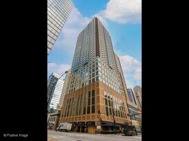 2 E Erie St in Chicago, IL - Building Photo