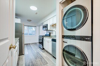 1116 Edison Glen Terrace in Edison, NJ - Building Photo - Building Photo