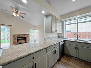 2118 Shadetree Ln in Escondido, CA - Foto de edificio - Building Photo
