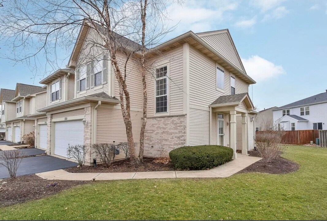2221 Sunrise Cir in Aurora, IL - Building Photo