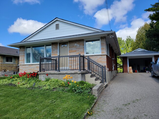 406 Karn St in Kitchener, ON - Building Photo - Building Photo