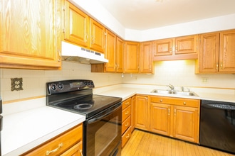 610 S Franklin St, Unit B202 in Holbrook, MA - Building Photo - Building Photo