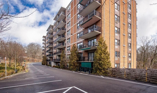 1815 William Howard Taft Rd, Unit 409 in Cincinnati, OH - Building Photo - Building Photo