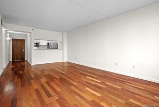 4 Martine Ave in White Plains, NY - Building Photo - Building Photo