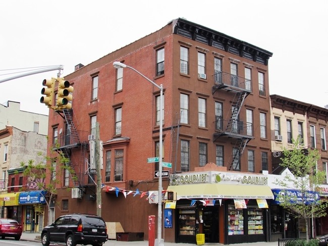 301 Halsey St in Brooklyn, NY - Foto de edificio - Building Photo