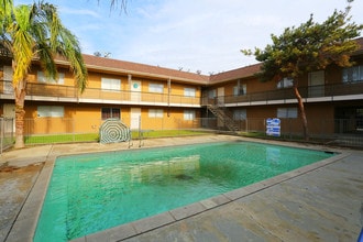3143 S H St in Bakersfield, CA - Building Photo - Building Photo