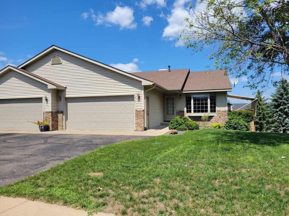 1517 Covey Dr in River Falls, WI - Building Photo