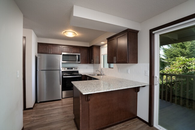 Sunset West Apartments in Burlington, WA - Building Photo - Building Photo