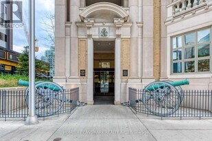 426 University Ave in Toronto, ON - Building Photo