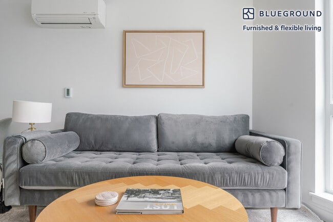 17675 NE 69th Ct, Unit FL3-ID1004 in Redmond, WA - Foto de edificio - Building Photo