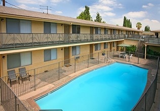 Hawaiian Villa in Monterey Park, CA - Foto de edificio - Building Photo