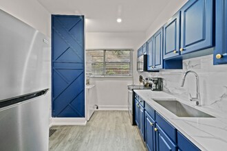 2009 W Dekle Ave in Tampa, FL - Foto de edificio - Building Photo