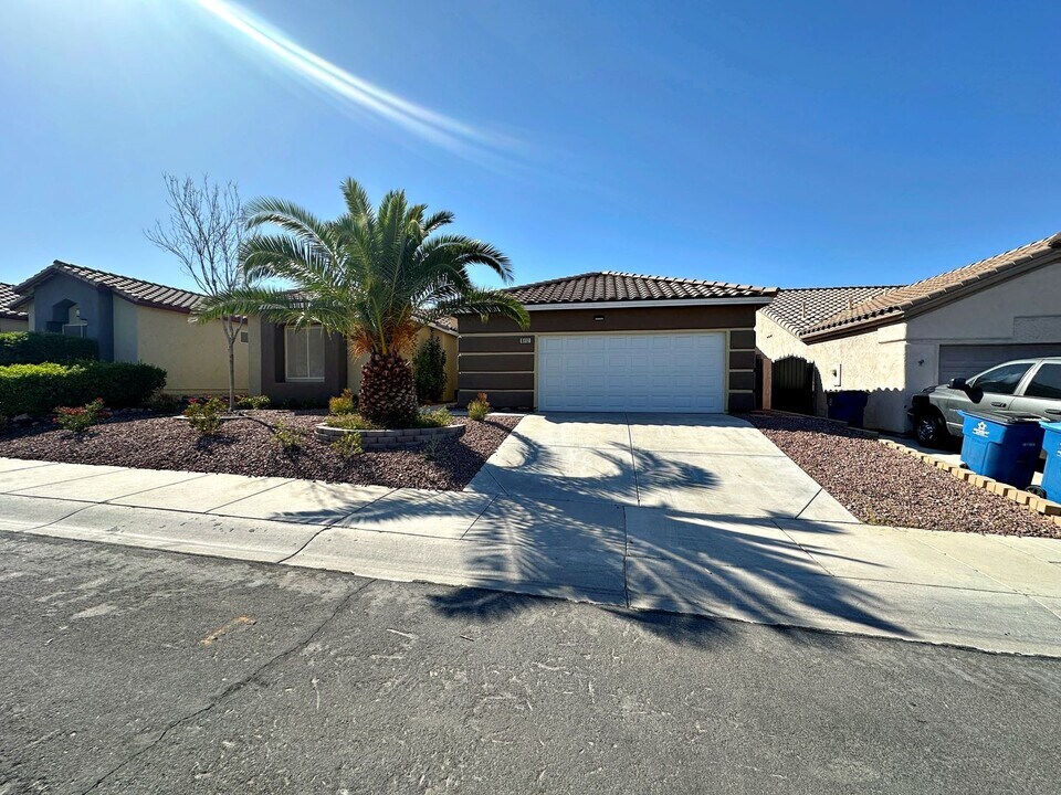 8112 Squaw Springs Ln in Las Vegas, NV - Building Photo