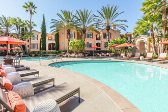Torrey Villas Apartment Homes in San Diego, CA - Foto de edificio - Building Photo