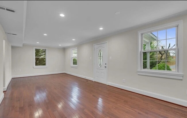 5740 N Carlin Springs Rd in Arlington, VA - Building Photo - Building Photo