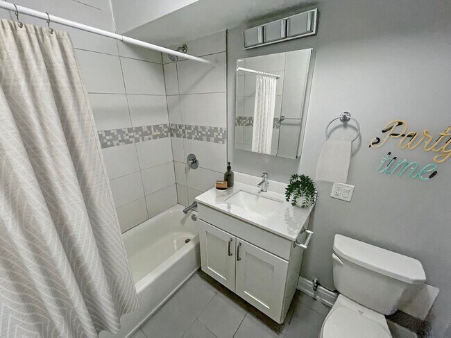 5650 N Sheridan Rd in Chicago, IL - Building Photo - Building Photo