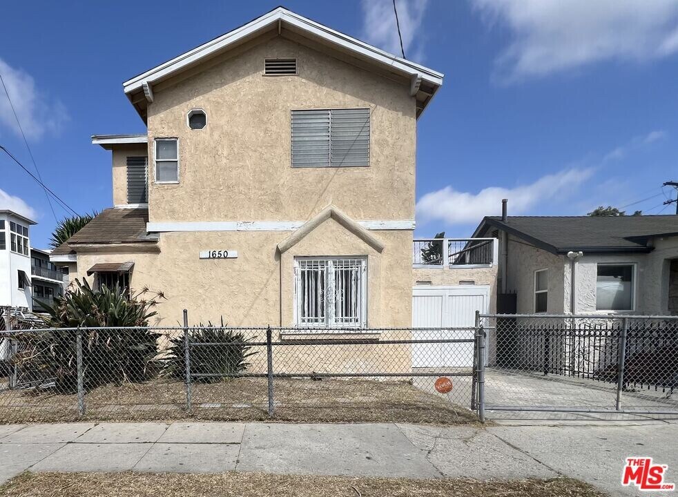 1650 S Rimpau Blvd in Los Angeles, CA - Building Photo