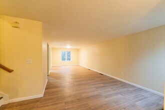 208 Castlewood Dr in Bloomfield, CT - Building Photo - Building Photo