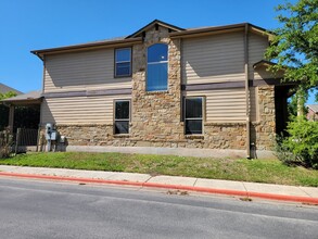 12600 Jen Ln in Austin, TX - Foto de edificio - Building Photo