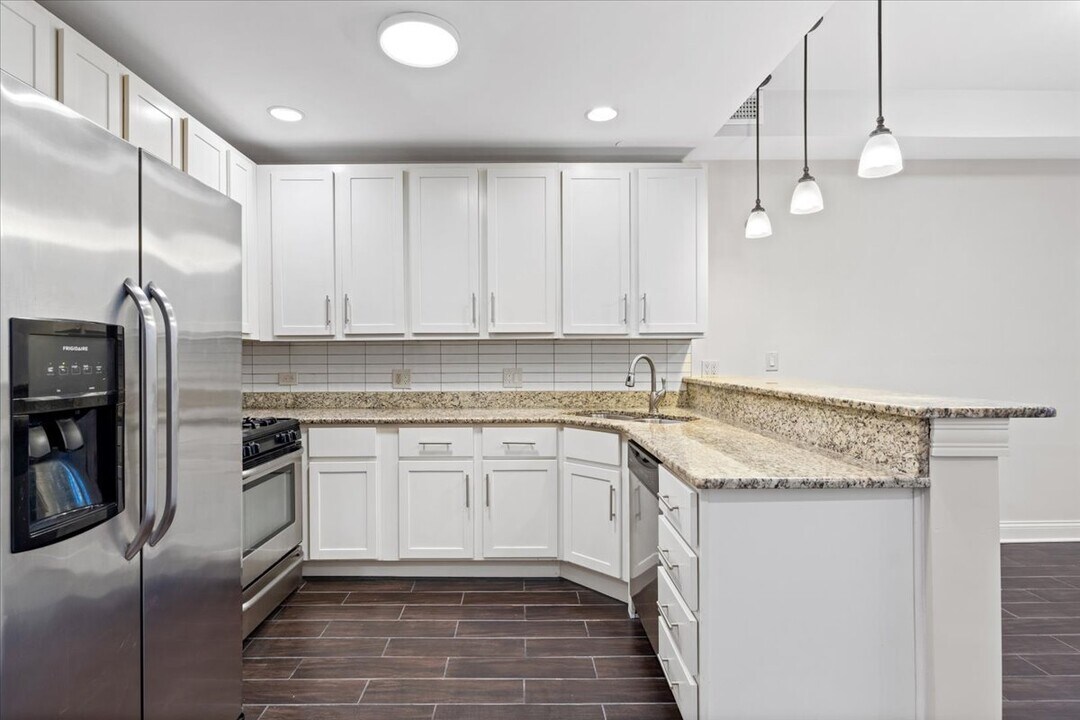 4906 N Whipple St, Unit G in Chicago, IL - Building Photo