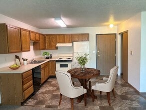 Oakes I & II Apartments in Oakes, ND - Foto de edificio - Building Photo