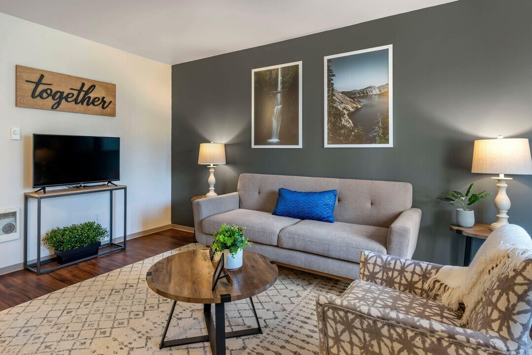 Forest Hills in Eugene, OR - Building Photo