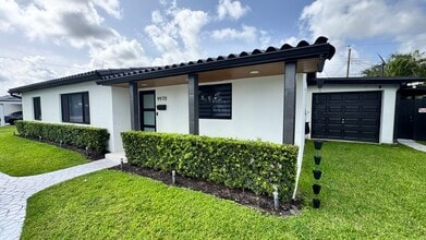 9970 SW 13th Ter, Unit Near FIU off of 8th ST in Miami, FL - Foto de edificio - Building Photo