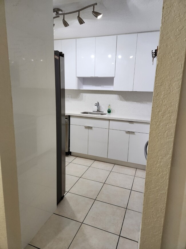 9950 N Kendall Dr, Unit 423 in Miami, FL - Building Photo - Building Photo