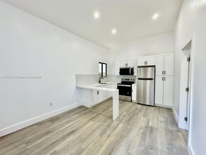 1976 SW 17th Ct, Unit 1976A in Miami, FL - Foto de edificio - Building Photo