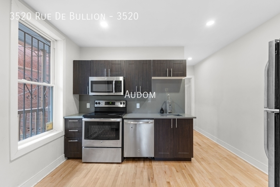 3520 Rue De Bullion in Montréal, QC - Building Photo