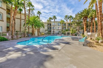 7167 S Durango Dr in Las Vegas, NV - Foto de edificio - Building Photo