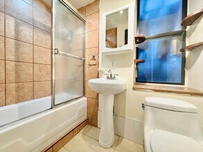 Furnished room/NOT APARTMENT in Brooklyn, NY - Foto de edificio - Building Photo