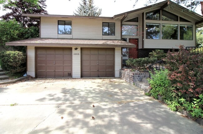 property at 1903 Peachtree Ln