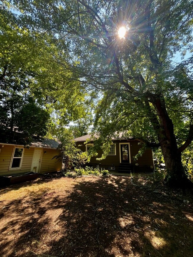 property at 607 W Babcock St