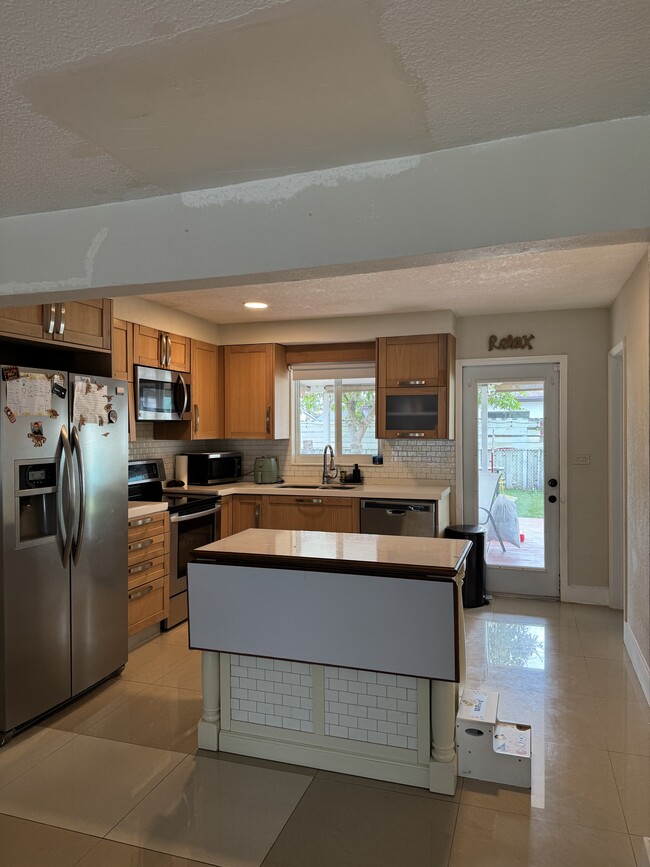 6880 Raleigh St in Hollywood, FL - Foto de edificio - Building Photo