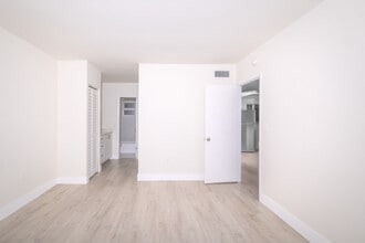 Marina View in North Miami Beach, FL - Building Photo - Building Photo