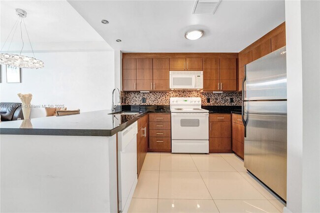 1250 S Miami Ave, Unit 1413 in Miami, FL - Building Photo - Building Photo