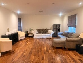 22453 Clarendon St in Woodland Hills, CA - Building Photo - Building Photo