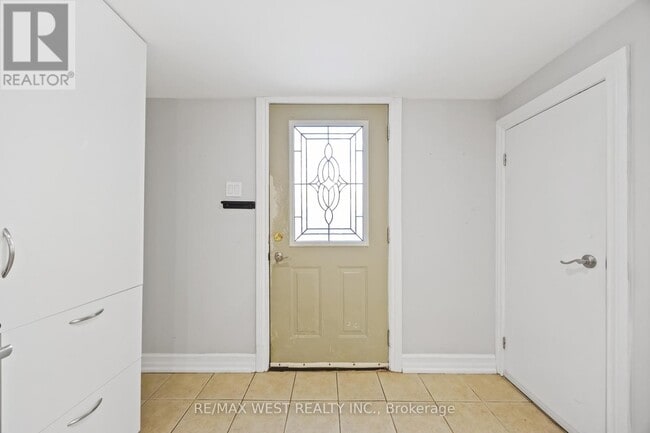 2440 King Rd in King City, ON - Building Photo - Building Photo