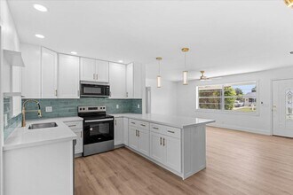 533 Riverside Dr in Palm Beach Gardens, FL - Building Photo - Building Photo