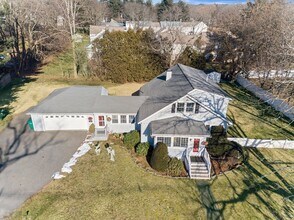 101 W Plain St in Wayland, MA - Foto de edificio - Building Photo