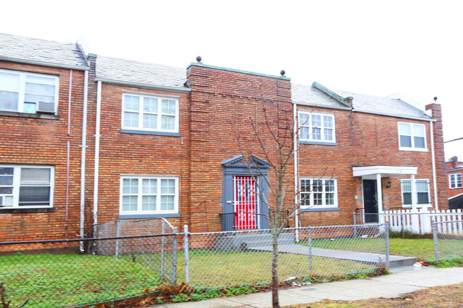 1213 Raum St NE in Washington, DC - Foto de edificio - Building Photo